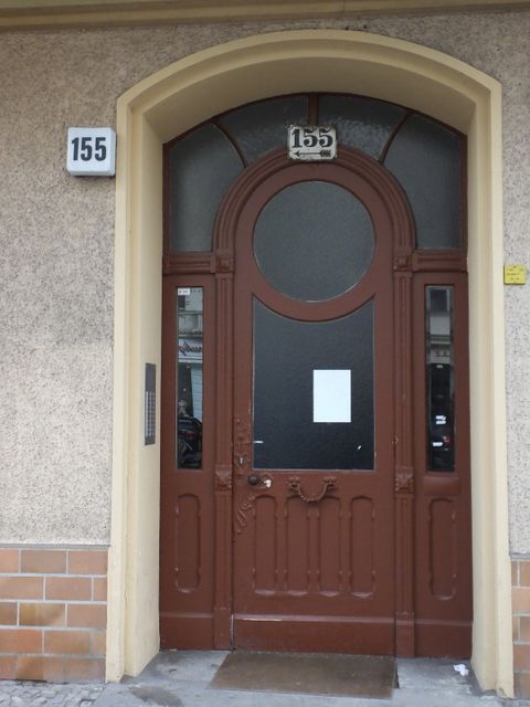 Hauseingang Uhlandstr. 155 (Bild: Stolpersteine-Initiative CW, H.-J. Hupka)