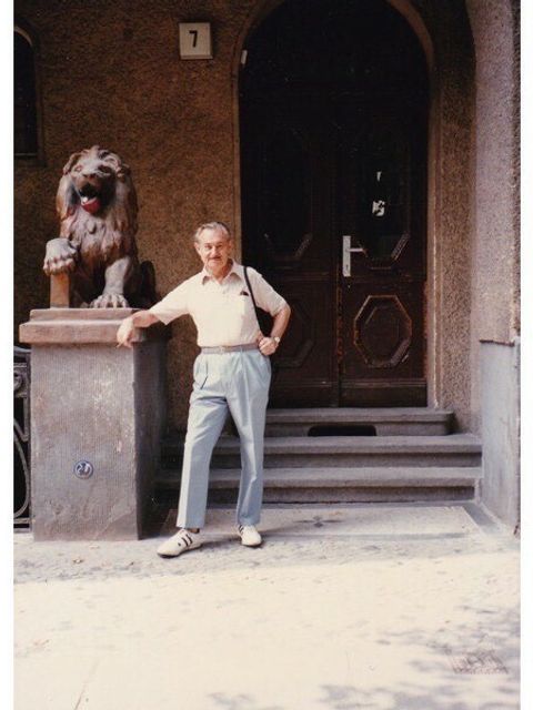 Rudolph Grodszynski vor dem Haus Droysenstr. 7