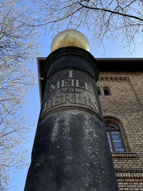 266. Kiezspaziergang Meilenstein vor dem Haus Nr.7