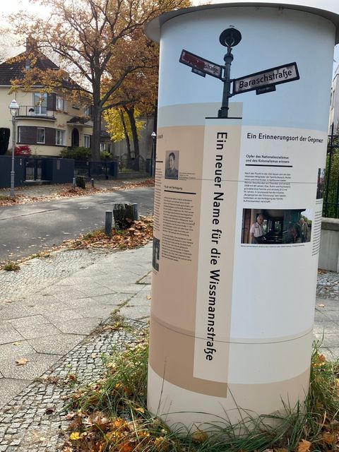 273. Kiezspaziergang: Barraschstraße - Litfaßsäule mit Geschichte zur Umbenennung der Straße