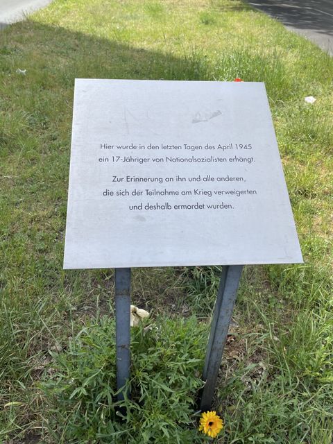267. Kiezspaziergang Gedenktafel Mittelstreifen Uhlandstraße