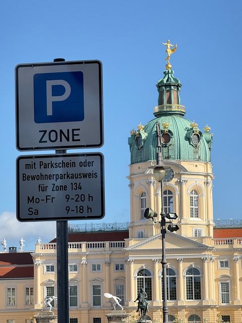Parkraumschild vor dem Schloss Ch.