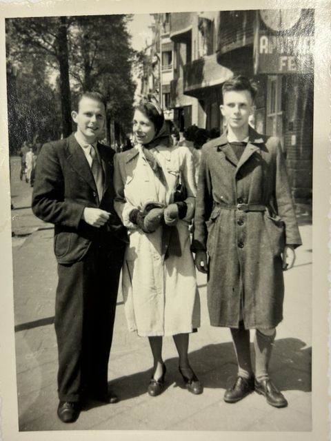 Am Muttertag nach der Befreiung 1945 sah Angress seine Mutter und Brüder zum ersten Mal wieder
