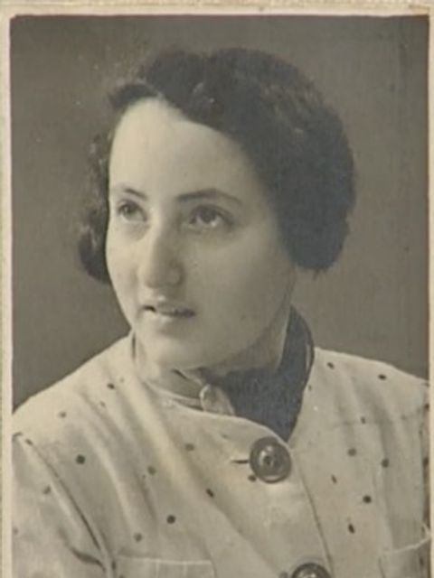 Hanna kurz vor ihrer Flucht nach Palästina 1939. Kurz vor der Ausreise hatte ihr Vater noch einen Termin für gemeinsame Familienfotos in einem Fotoatelier vereinbart, damit sie in der Ferne sich an ihre Familie erinnern könnte.