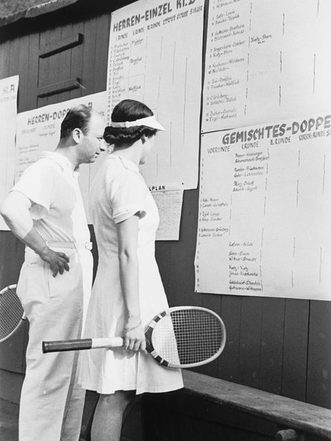 Abbildung 3: Zwei Tennisspieler lesen den Spielplan beim Internationalen Makkabi-Tennis-Turnier in Berlin-Charlottenburg, Juli 1936