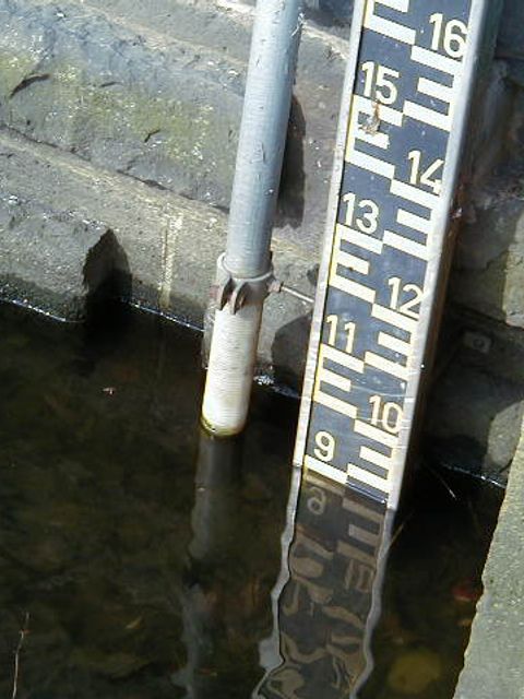Kontrolle des Pegelstandes am Fennsee