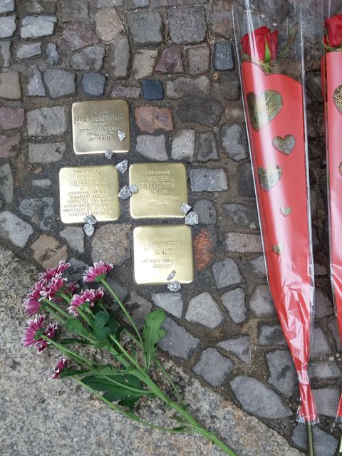 Verlegung von elf neuen Stolpersteinen in Kreuzberg