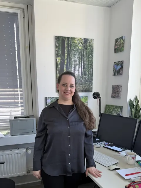 Anna Kuntze inmitten ihrer Büro-Oase. Alle Bilder an der Wand sind von ihr selbst fotografiert.