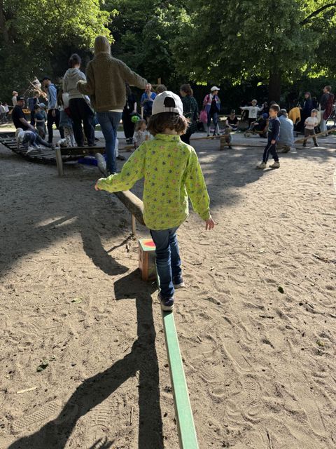 Spielwagen auf dem Traveplatz, Balancierbalken