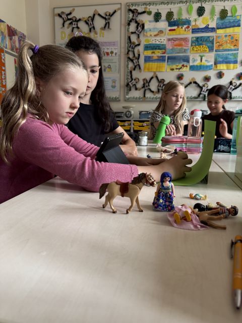 Die Kinder fotografieren Spielfiguren.