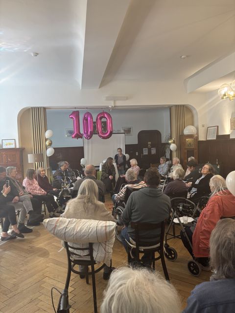 Zum 100-jährigen von Erna Krüger versammelten sich Freunde.