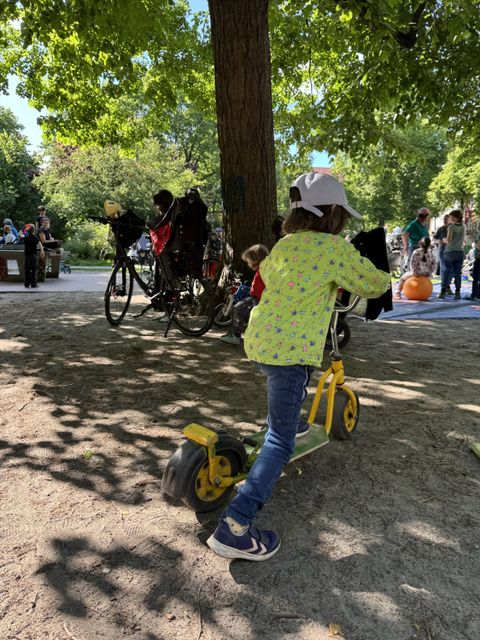 Spielwagen auf dem Traveplatz; Roller