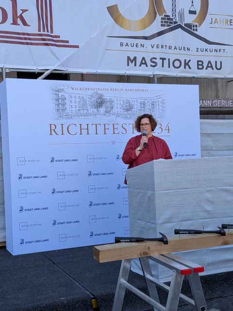 Bezirkstadträtin Camilla Schuler beim Richtfest in der Walkürenstraße