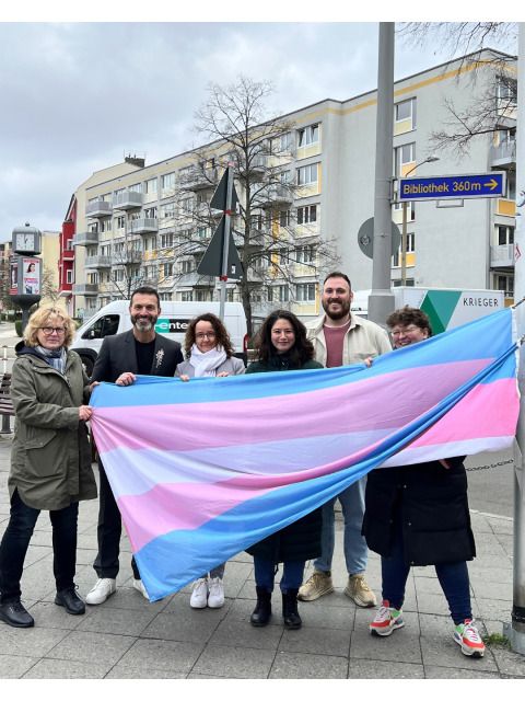 Diversity- und Queerbeauftragte, Sabine Pöhl, Alfonso Pantisano, Bezirksstadträtin Sandy Mattes, Bezirksstadträtin Filiz Keküllüoğlu, BVV Verordneter, Philipp Ahrens und Anto Damm zur Fahnenhissung zum Internationalen Tag der Transsichtbarkeit am 31. März 2025 (Bild: Bezirksamt Lichtenberg)