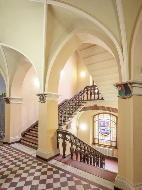 Haupttreppenhaus im Rathaus Lichtenberg