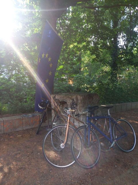 Fahrräder vor der Europaflagge