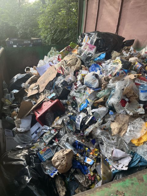Müllcontainer auf dem Hof des SGA-Reviers im Großen Tiergarten nach Rave the Planet 2026