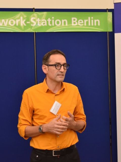 Stephan von Dassel bei den Offroad-Kids während er eine Dankesrede hält