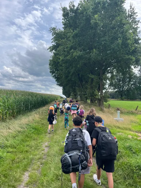 Kinder beim Spaziergang am Feldrand