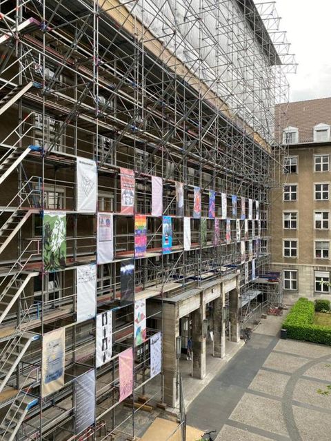 Plakate am Baugerüst am Rathaus Tiergarten