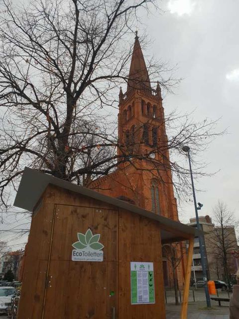 Eco Toilette vor der Kirche in der Kurfürstenstraße