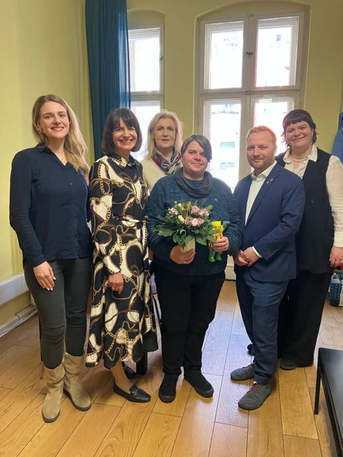 Staatssekretärin Britta Behrendt (SenMVKU), Bezirksstadtrat Hannes Rehfeldt und das Team des SkF e.V. verabschieden Natalie Kulik von Evas Obdach (Bild: Senatsverwaltung für Mobilität, Verkehr, Klimaschutz und Umwelt)