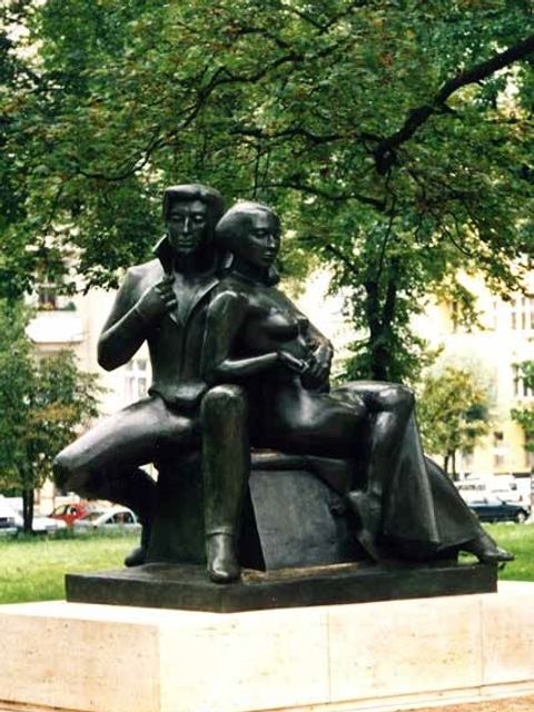 Das Bronzedenkmal von Michael Klein für Achim und Bettina von Arnim