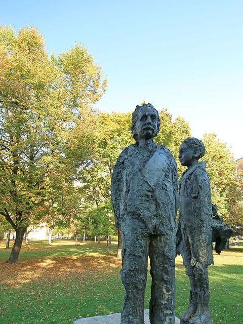 Die Skulpturen "Albert & Einstein"