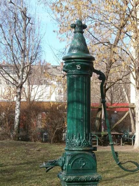 Eine der letzten historische Handpumpen in Prenzlauer Berg