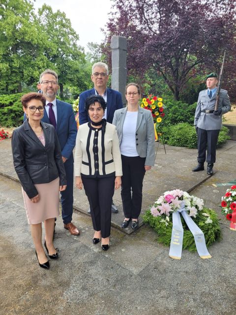 v.l.n.r.: Jana Klätke, Landrat Oberhavel Alexander Tönnies, Emine Demirbüken-Wegner, Vorsitzender der Gemeindevertretung Glienicke/Nordbahn Uwe Klein, Julia Schrod-Thiel (Bild: BA Reinickendorf)
