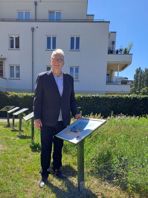 Kulturstadtrat Harald Muschner (CDU) auf der Seewiese an der Humboldt-Bibliothek bei den reparierten Tafeln (Bild: BA Reinickendorf)