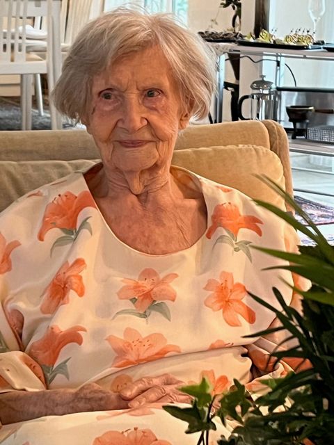 Zu Gast beim 101. Geburtstag von Annelore Zotzmann (Bild: BA Reinickendorf)