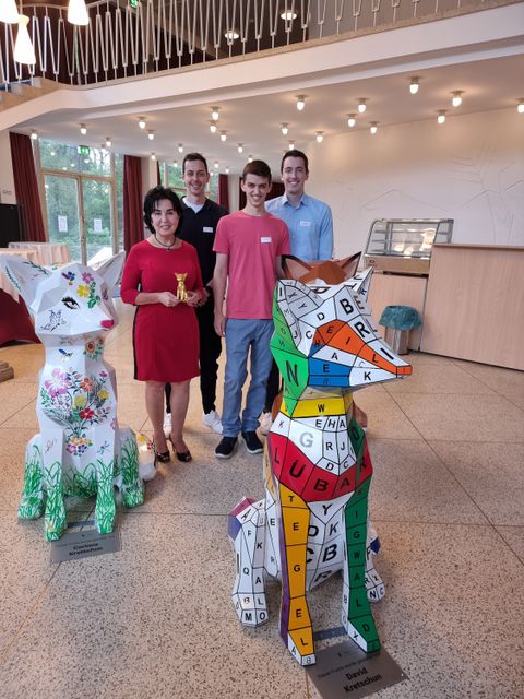 Bezirksbürgermeisterin Demirbüken-Wegner mit Aaron Kretschun (Künstler, 2. von rechts) mit seinen Brüdern. (Bild: BA Reinickendorf)