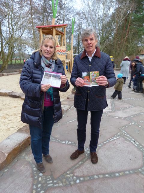 Bezirksstadträtin Katrin Schultze-Berndt und der Leiter des Straßen- und Grünflächenamtes, Rüdiger Zech, präsentieren Spielplatz und Broschüre. (Bild: BA Reinickendorf)