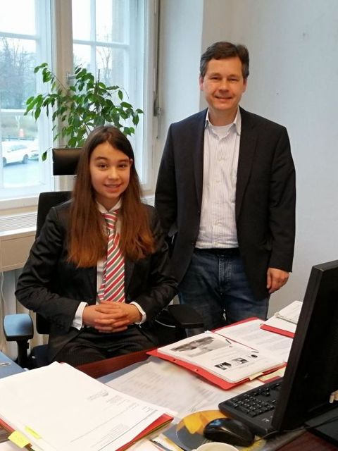 v.l.n.r.: Lilly Roters (Teilnehmerin Girls’Day), Uwe Brockhausen (Bezirksstadtrat) (Bild: Bezirksamt Reinickendorf)