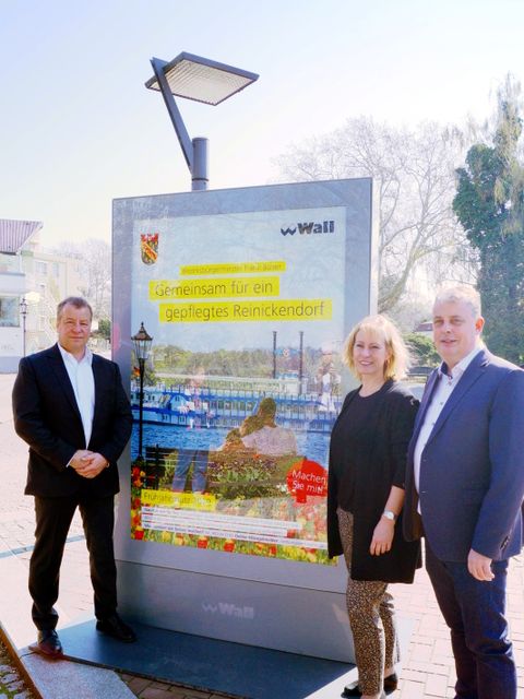 Bezirksbürgermeister Frank Balzer und Bezirksstadträtin Katrin Schultze-Berndt (beide CDU) enthüllen gemeinsam mit Karsten Zander (Regionalleiter Berlin Wall GmbH) das Plakat für den „Frühjahrsputz 2019“ (von links nach rechts) (Bild: Bezirksamt Reinickendorf)