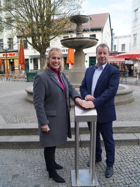 Bezirksbürgermeister Frank Balzer und Bezirksstadträtin Katrin Schultze-Berndt starten per Knopfdruck die Brunnensaison. (Bild: BA Reinickendorf)