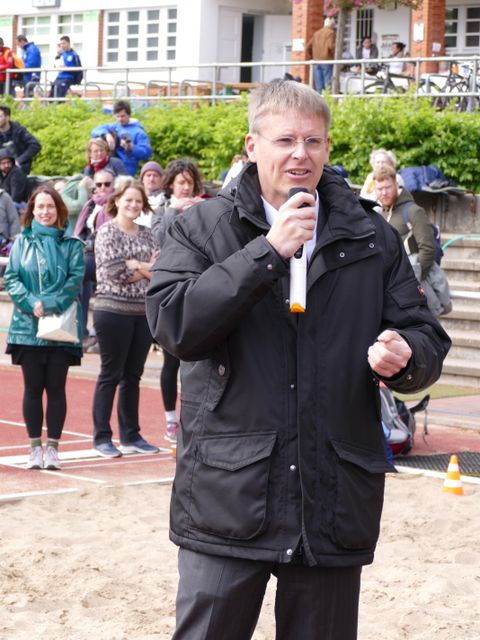 Mit dabei Bezirksstadtrat Tobias Dollase, der ein Grußwort sprach. (Bild: kein Abseits! e. V.)