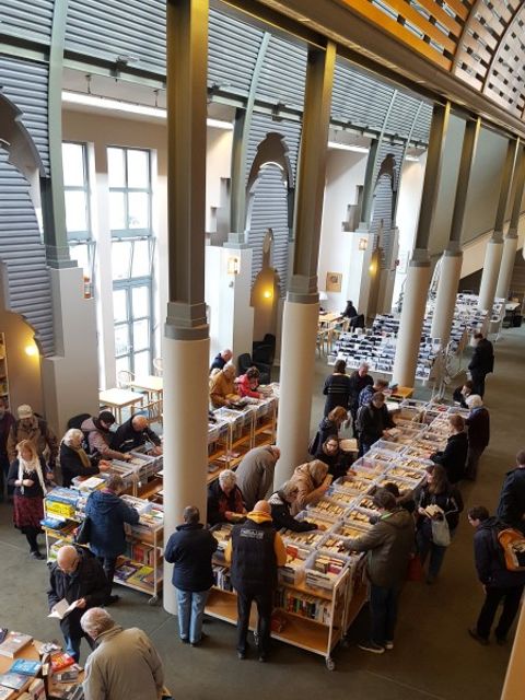 Bücherflohmarkt in der Humboldt-Bibliothek in Tegel (Bild: BA Reinickendorf)