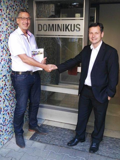 Thilo Spychalski (Geschäftsführer Caritas-Klinik Dominikus Berlin-Reinickendorf/links) und Uwe Brockhausen (Gesundheitsstadtrat) reichen sich als Zeichen der sehr guten Zusammenarbeit die Hände. (Bild: BA Reinickendorf)