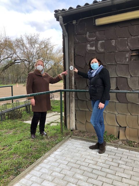 BVV-Vorsteherin Kerstin Köppen (l.) bei der Übergabe der Sondermittel-Plakette mit Bente Schröfel (r.) vom Ländlichen Reiterverein Tegel e.V. (Bild: BA Reinickendorf)