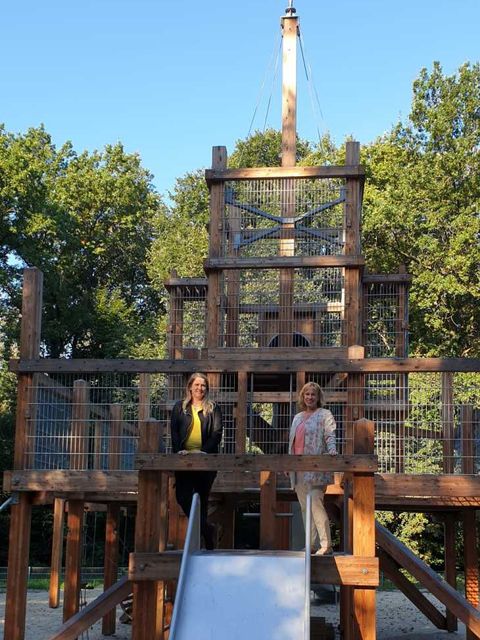 Bezirksstadträtin Katrin Schultze-Berndt (CDU) und Angela Gahlert, Spielplatzverwaltung (l.) auf dem sanierten Spielplatz Mäckeritzwiesen. (Bild: BA Reinickendorf)