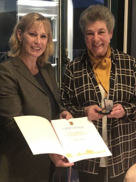 Kulturstadträtin Katrin Schultze-Berndt (CDU) (l.) würdigte Christa Nagel für ihr 30-jähriges engagiertes Wirken. (Bild: BA Reinickendorf)