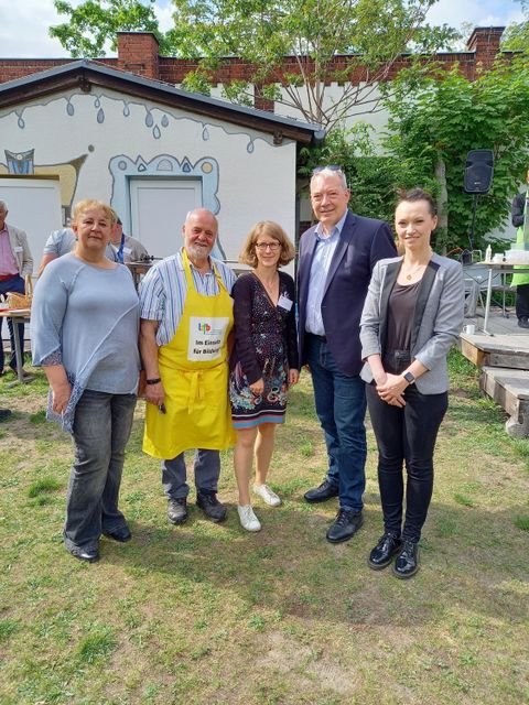 Kerstin Koeppen (Bezirksverordnetenvorsteherin), Andreas Kessel (lsfb-Vorsitzender), Dr. Claudia Nickel (lsfb-Geschäftsführerin), Schulstadtrat Harald Muschner, Klaudyna Droske (BVV-Mitglied-CDU) (Bild: lsfb)