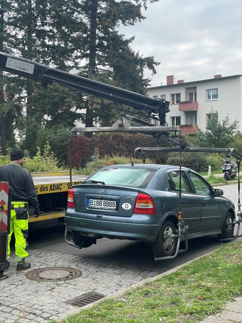 Zwei Autos im Halteverbot mussten umgesetzt werden. (Bild: BA Reinickendorf)