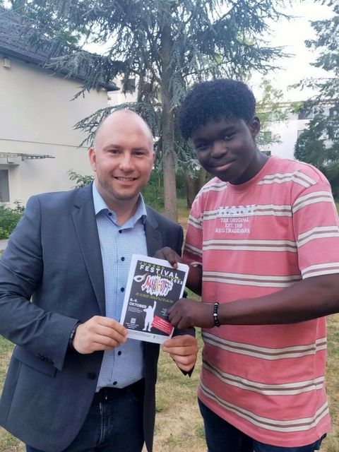 Stadtrat Alexander Ewers (li.) und Ibo Sow aus dem Festival-Team (Bild: BA Reinickendorf)