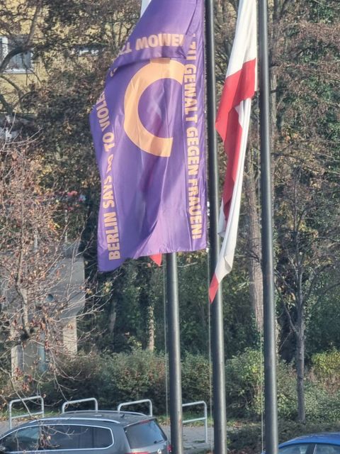Die Anti-Gewalt-Flagge weht vorm Rathaus. (Bild: BA Reinickendorf)