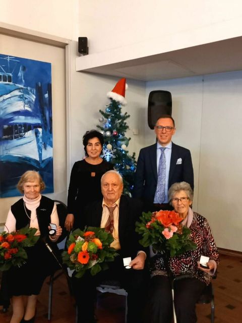 Bezirksstadträtin Emine Demirbüken-Wegner (CDU) und Fachbereichsleiter Senioren Dirk Buchwitz mit den für ihr langjähriges Engagement geehrten Ehrenamtlichen (v.l.n.r.): Renate Christian-Kluwe, Ulrich Brinsa und Helga Weinert. (Bild: BA Reinickendorf)