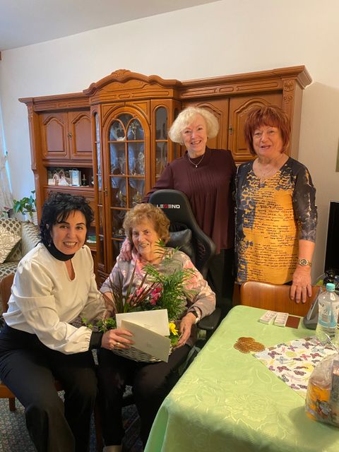 v.l.n.r: Bezirksstadträtin Emine Demirbüken-Wegner (CDU) mit Irma Fischer und Nachbarinnen (Bild: BA Reinickendorf)