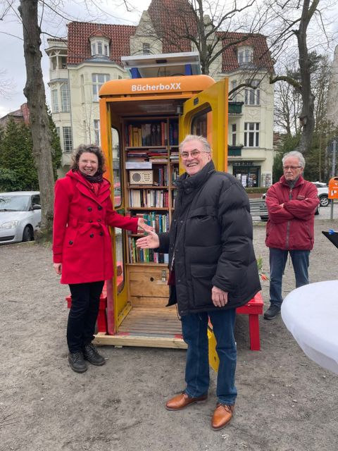 Bezirkstadträtin Korinna Stephan und Bernd Roske, Vorsitzender Energie für Bildung e.V. (Bild: BA Reinickendorf)